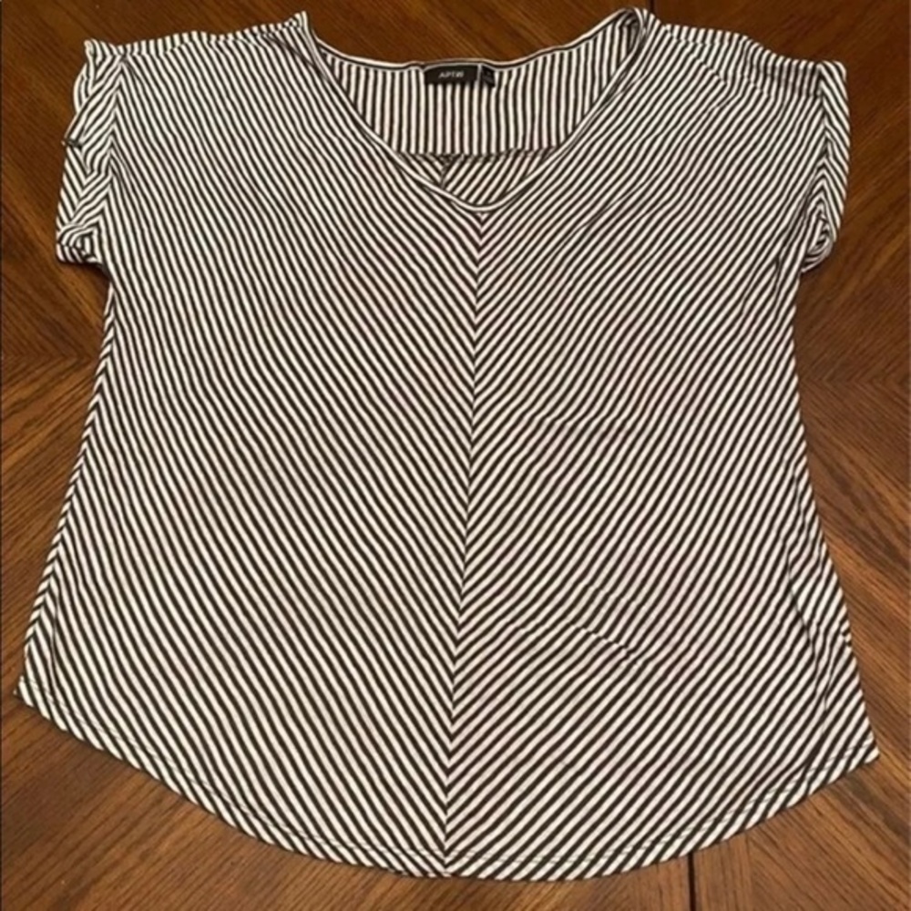 Apt 9 women’s Grey and White‎ Striped Shirt XL Like New